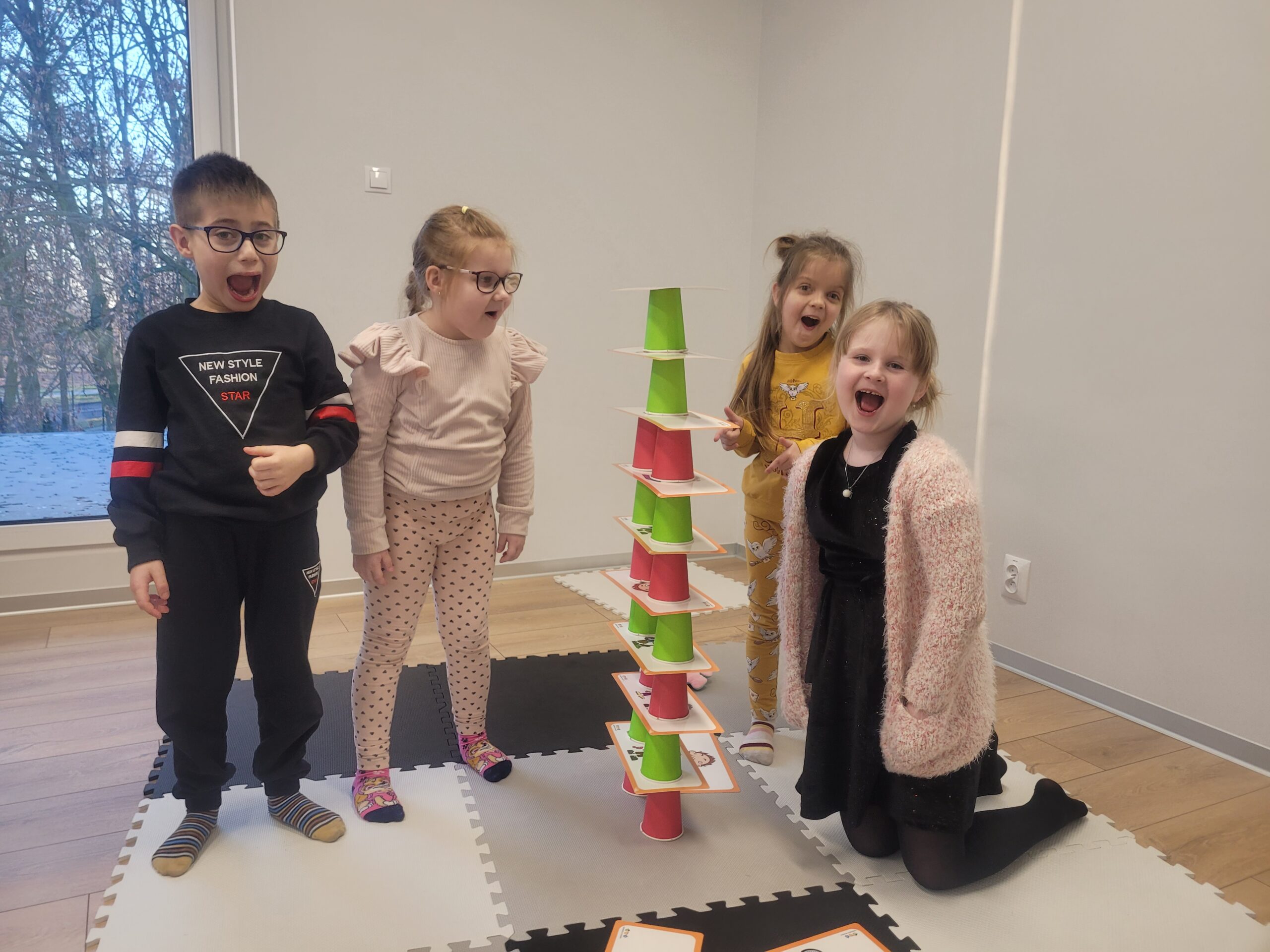 dzieci układają wieżę