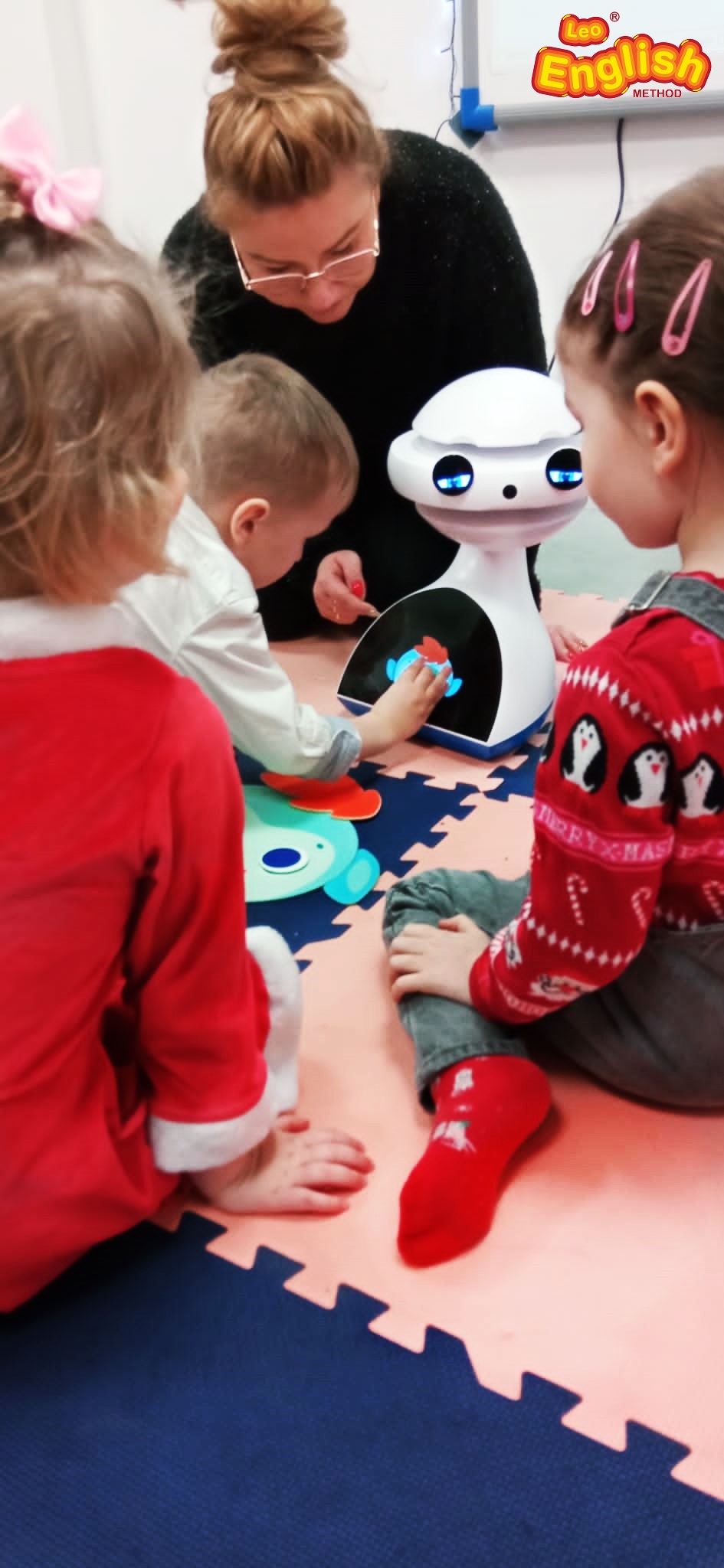 małe dzieci uczą się angielskiego przez interaktywną zabawę